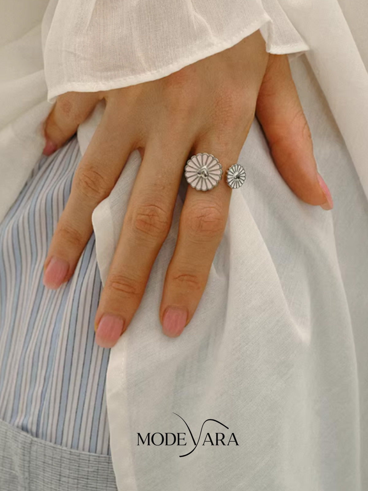 Daisy Whisper Enamel Bloom Ring